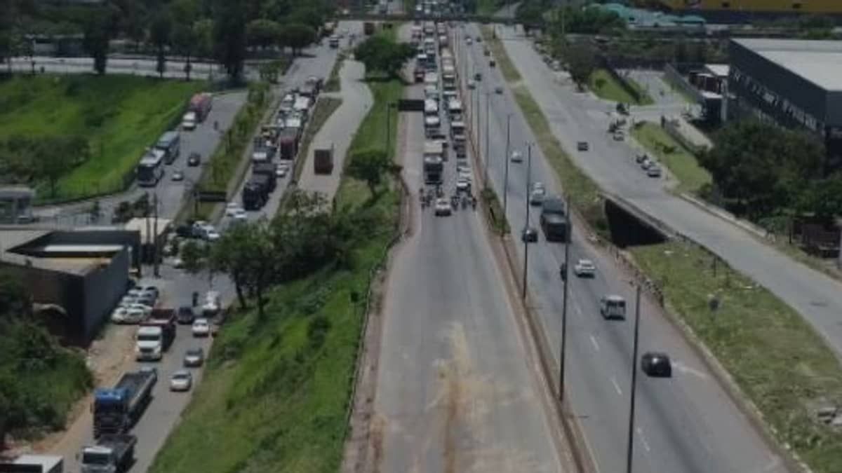 Vídeo: Anel Rodoviário de Belo Horizonte é liberado após grave acidente com carros e carretas