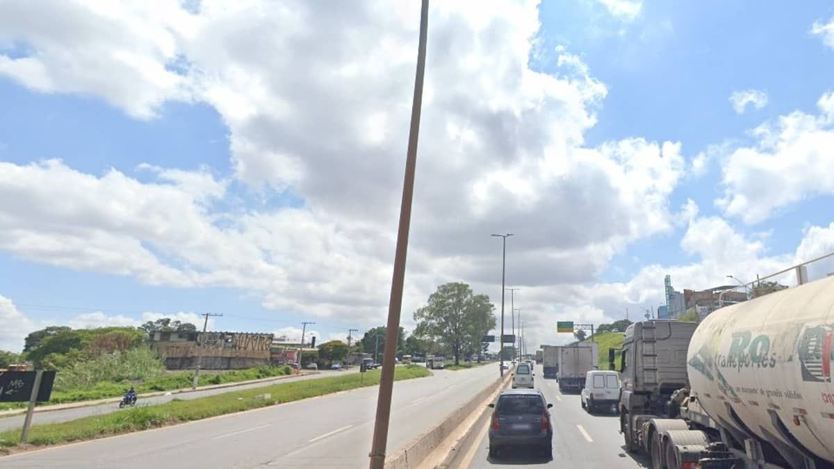 Homem morre depois de batida entre moto e caminhão no Anel Rodoviário em BH