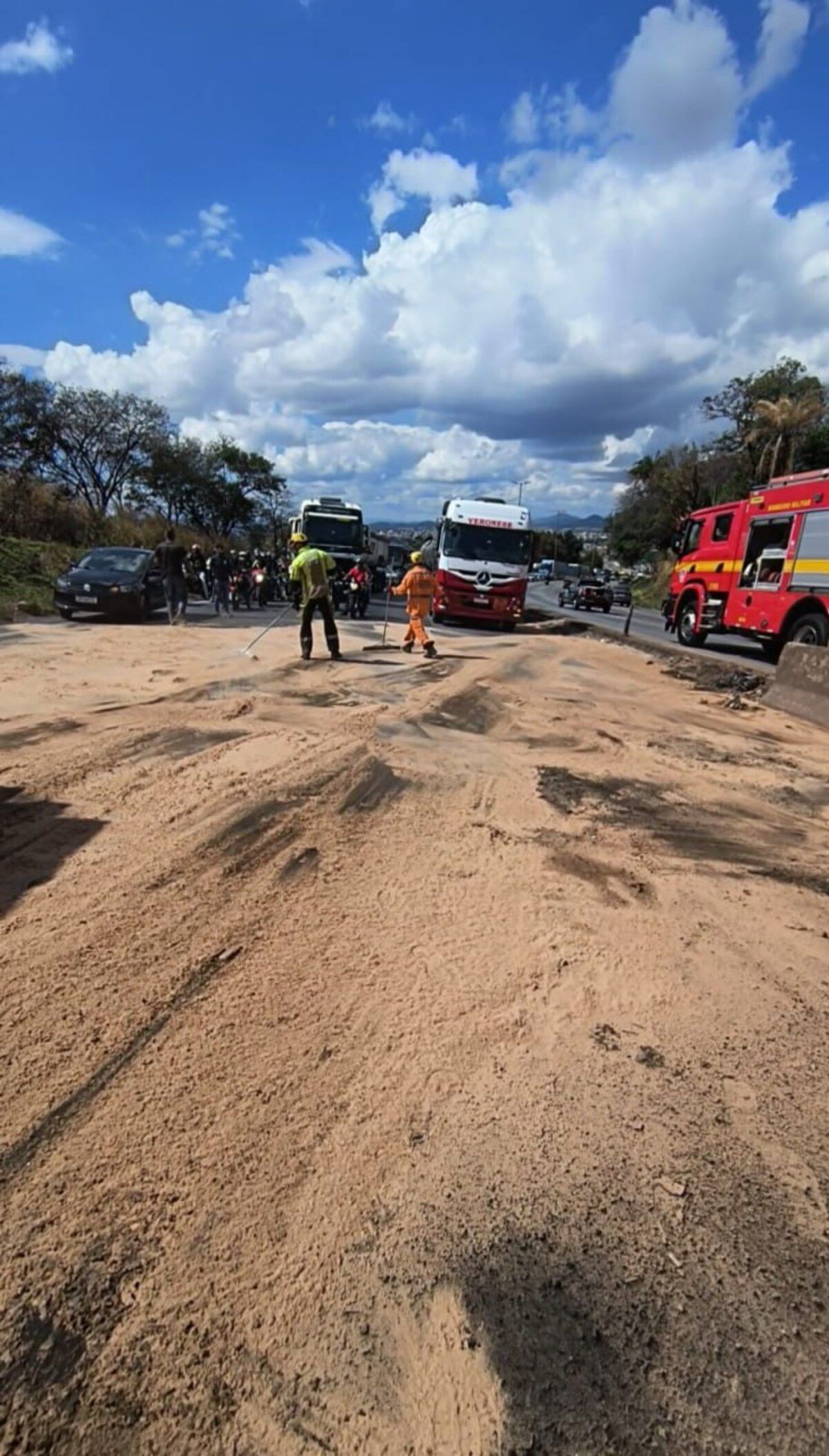 Anel Rodoviário de BH: derramamento de óleo causa várias quedas de moto