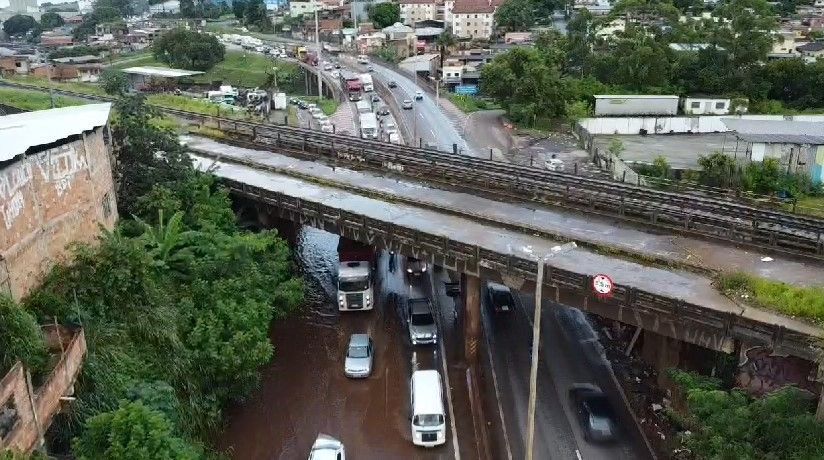 Após forte chuva, alagamento causa transtornos no Anel Rodoviário de BH