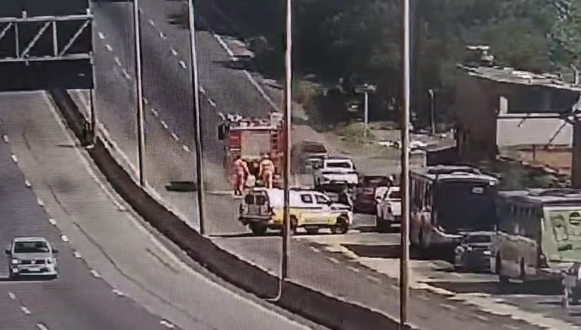 Óleo na pista causa acidentes no Anel Rodoviário de BH e congestiona trânsito