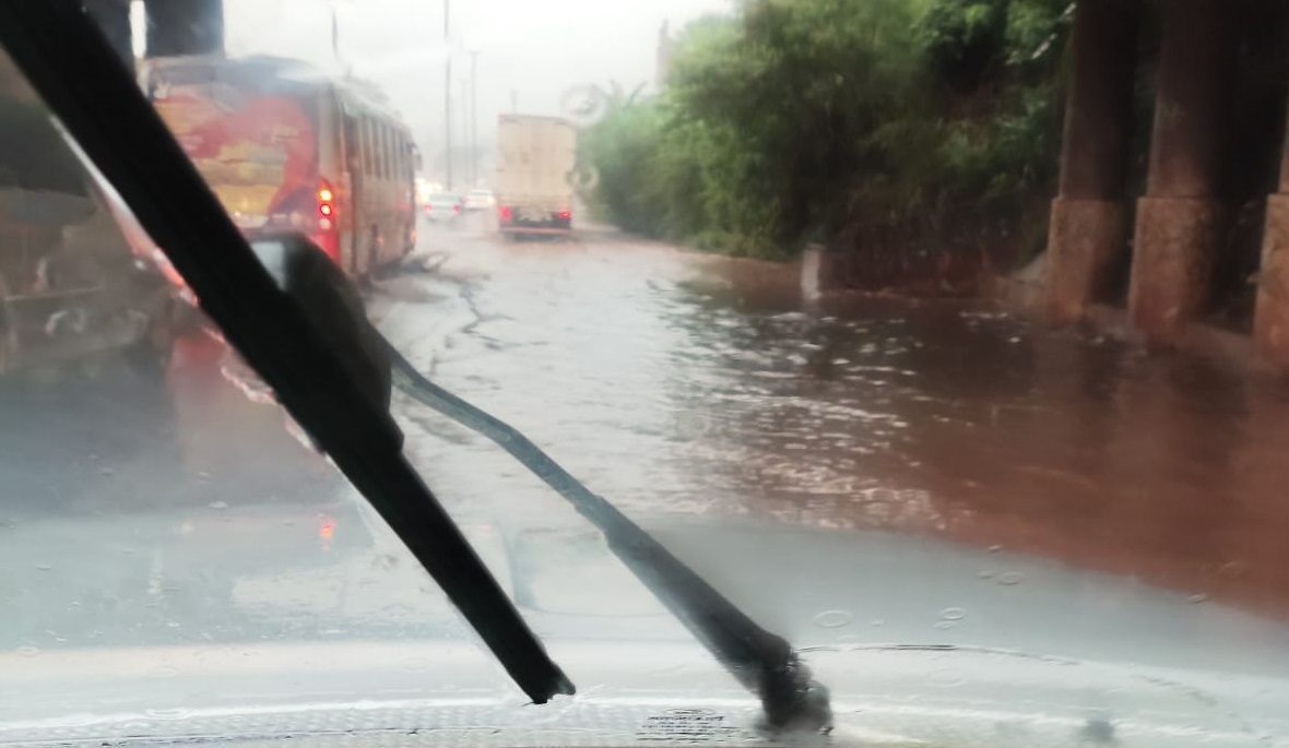 Vídeo: alagamento causa congestionamento quilométrico no Anel Rodoviário de BH