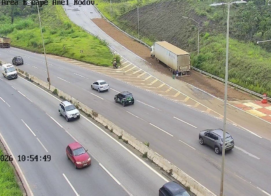 Vídeo: carreta usa área de escape do Anel Rodoviário de Belo Horizonte