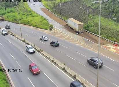 Carreta seguia pelo Anel Rodoviário quando motorista mudou a direção para o Anel