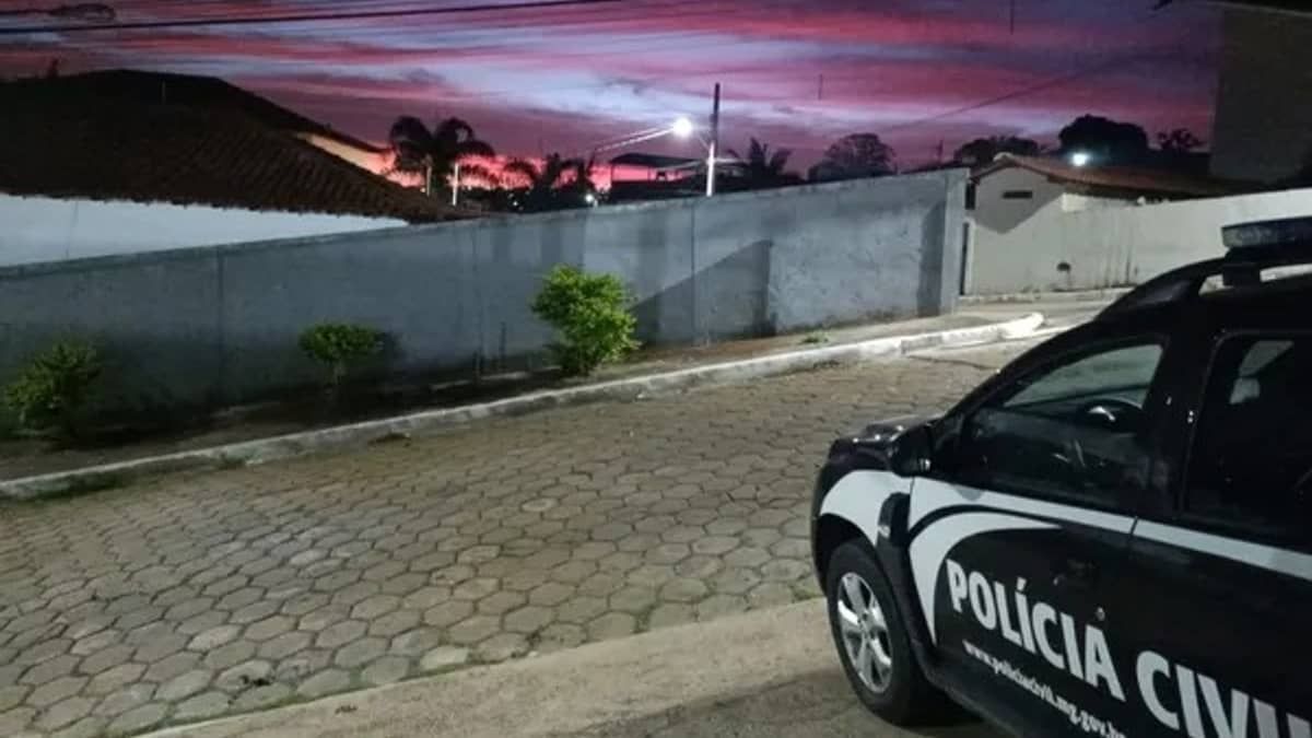Pai mata o filho com golpes de canivete, lava as mãos e foge de táxi em Minas