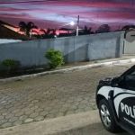 Pai mata o filho com golpes de canivete, lava as mãos e foge de táxi em Minas