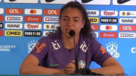 Angelina em entrevista coletiva