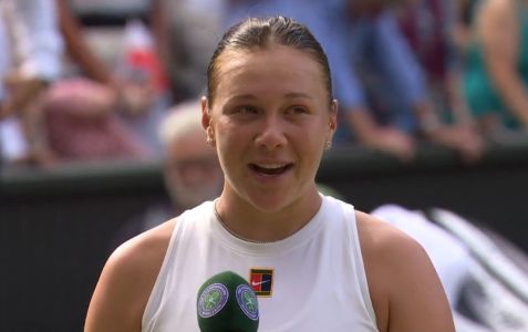 Amanda Anisimova em entrevista após final de Wimbledon 2025
