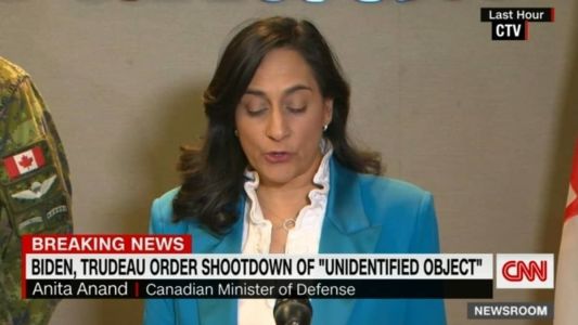 Anita Anand, Ministra da Defesa do Canadá, em entrevista coletiva