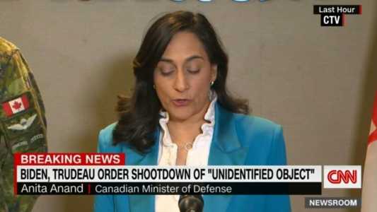 Anita Anand, Ministra da Defesa do Canadá, em entrevista coletiva