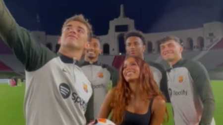 Anitta com jogadores do Barcelona