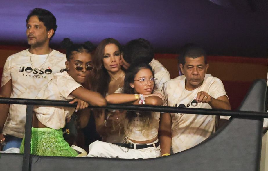 Anitta curte Carnaval na Sapucaí com suposto affair e cara fechada: veja fotos
