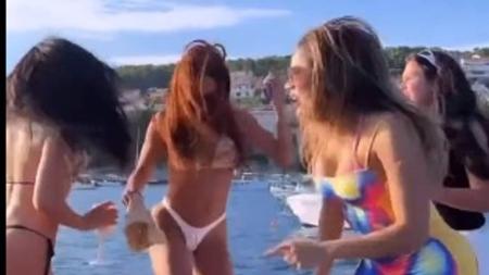 Anitta e amigas curtindo um 'iate party'