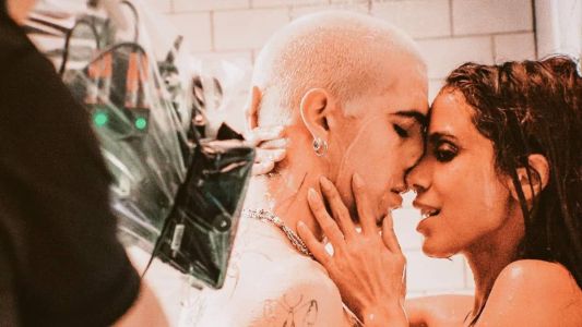 Anitta e Damiano David, do Måneskin, no videoclipe de 'Mil Veces'
