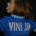 Anitta homenageia Vini Jr. em show de abertura da Champions League