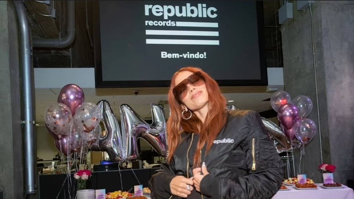 Anitta assina com nova gravadora e ganha festa em Nova Iorque