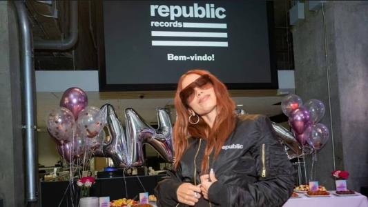 Anitta recebeu festa organizada pela nova gravadora