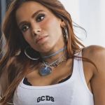Anitta aparece aos beijos com artista italiano; saiba quem é 