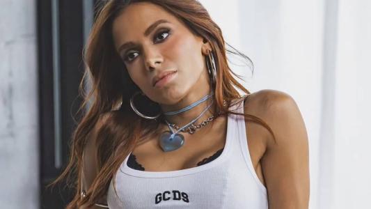 Anitta revela quem era homem misterioso em foto divulgada nas redes sociais