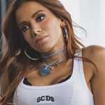 Anitta aparece aos beijos com artista italiano; saiba quem é