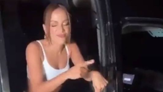 Anitta saindo da gravação de DVD do grupo Menos é Mais