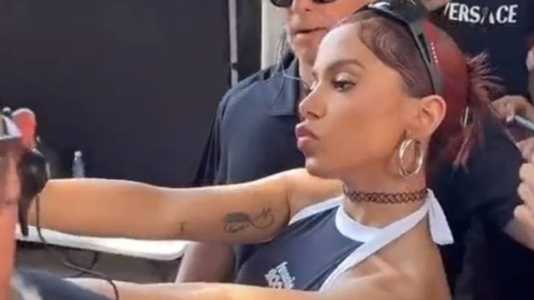 Anitta tirou fotos com fãs durante as gravações de nova produção