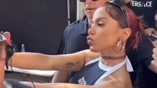 Anitta tirou fotos com fãs durante as gravações de nova produção