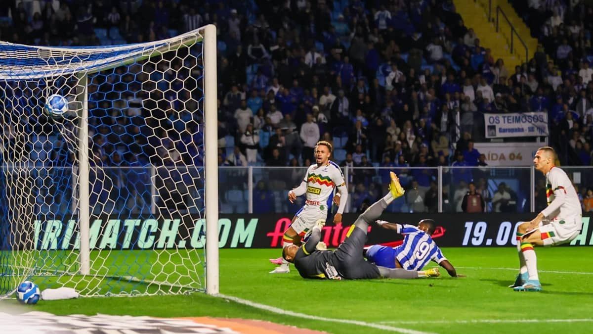 Avaí vence Sampaio Corrêa, quebra jejum e deixa a lanterna da Série B