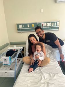 No berço, o bebê Bernardo, a mamãe Alexandra com Benício no colo e o papai Ado Lucas