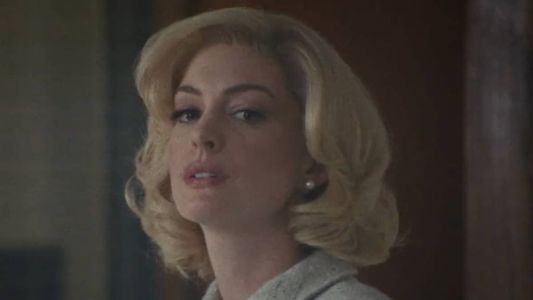 Anne Hathaway como Rebecca no filme 'Eileen'