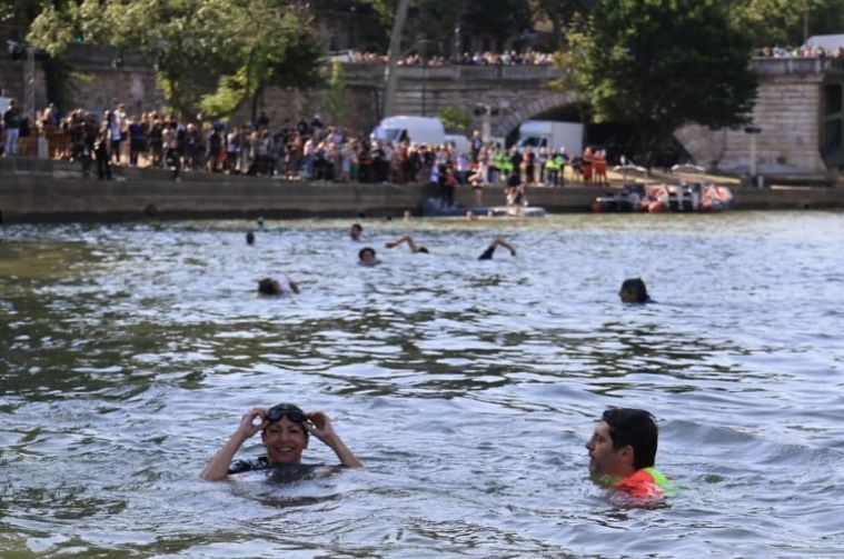 Paris 2024: prefeita mergulha no Rio Sena para provar boas condições