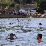Paris 2024: prefeita mergulha no Rio Sena para provar boas condições