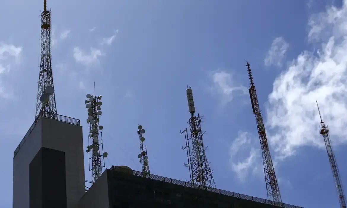 Acordo do governo prevê expansão de sinal 4G e internet de alta velocidade em áreas rurais