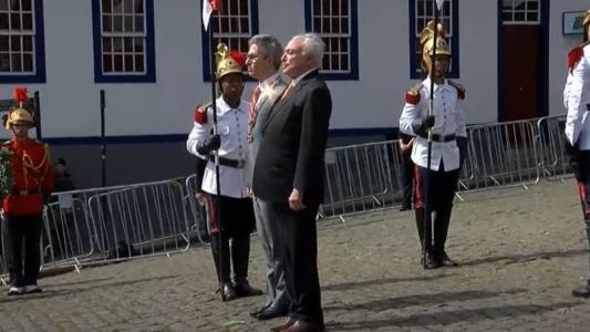 Antes de receber medalha, Temer participou da primeira parte da solenidade ao lado de Zema