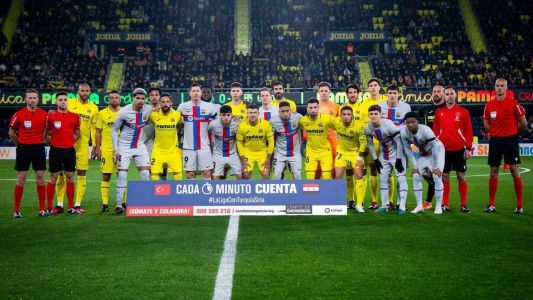 Antes do apito inicial, jogadores de Villarreal e Barcelona prestaram homenagem a vítimas do terremoto na Turquia e Síria