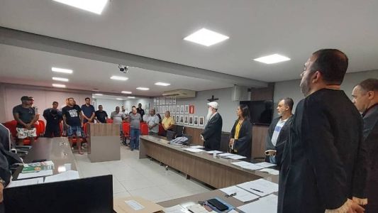 Antes do julgamento, as partes respeitaram um minuto de silêncio em homenagem a Pelé e Jair Bala