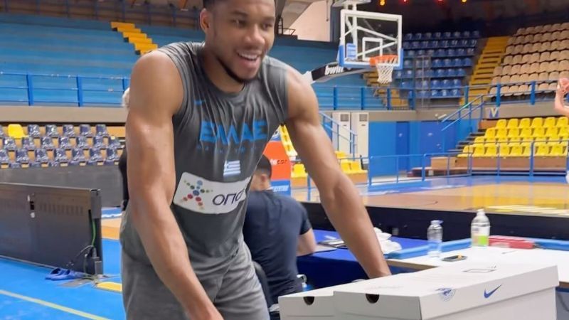 Astro da NBA presenteia companheiros com tênis antes da Olimpíada