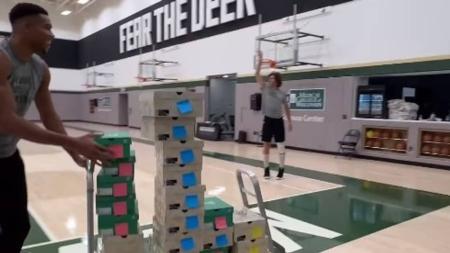 Antetokounmpo precisou da ajuda de um carrinho para distribuir os tênis