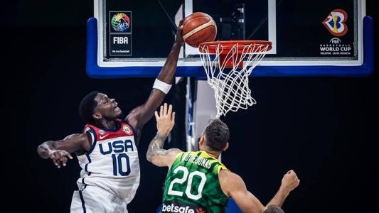 Anthony Edwards, ala-armador da Seleção Estadunidense, em ação contra a Lituânia