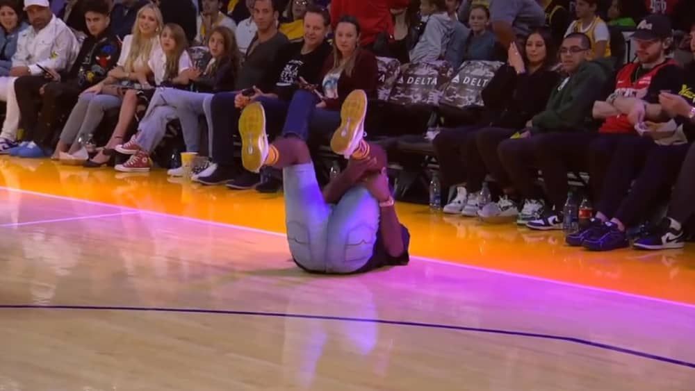 Torcedor se machuca ao tentar arremesso do meio da quadra na NBA; assista