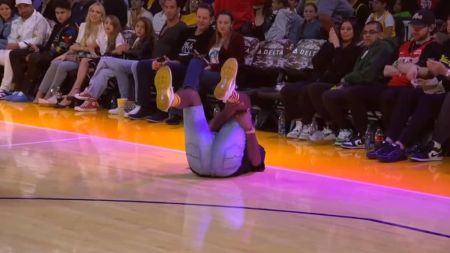 Anthony, torcedor do Los Angeles Lakers, machucou-se ao tentar cesta do meio da quadra
