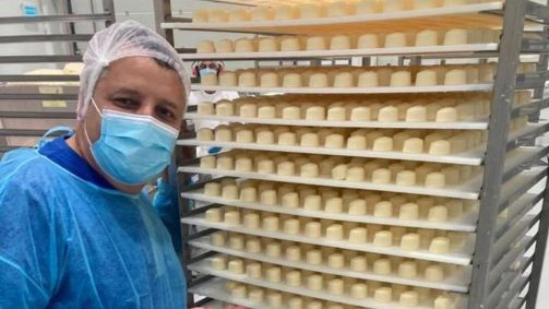 Antô nio abriu uma empresa de pão de queijo há cinco anos