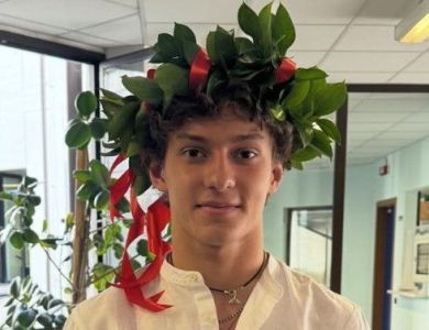 Kimi Antonelli com coroa de ramos de louro após formatura no Ensino Médio em 23 de junho de 2025