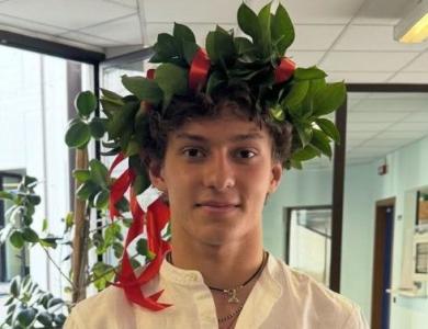 Kimi Antonelli com coroa de ramos de louro após formatura no Ensino Médio em 23 de junho de 2025