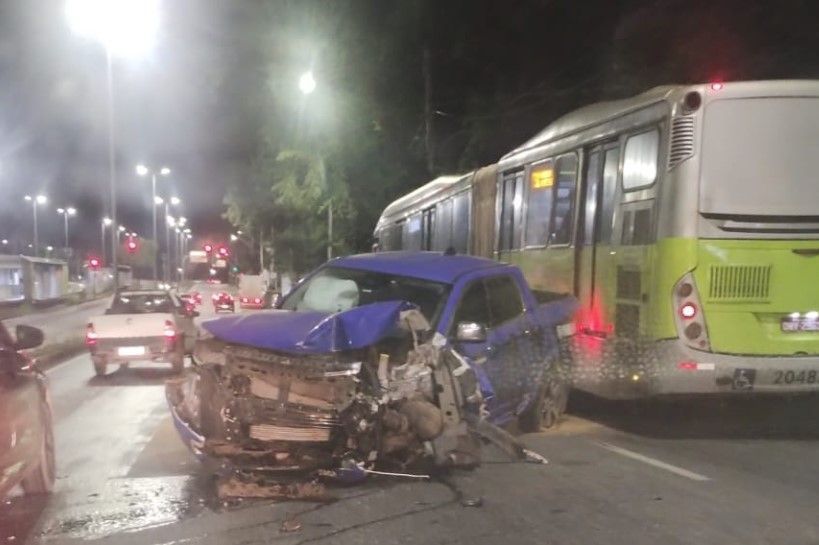 Caminhonete bate em poste e atravessa pista da Av. Antônio Carlos, na Pampulha