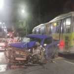 Caminhonete bate em poste e atravessa pista da Av. Antônio Carlos, na Pampulha