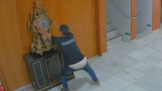 Antônio Cláudio Alves Ferreira foi filmado destruindo relógio que pertenceu a D. João VI e que estava no Palácio do Planalto