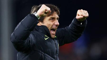 Antonio Conte celebra vitória do Tottenham sobre o Fulham
