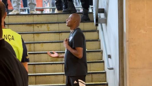 Antônio "Faixa", segurança do Atlético, em momento de fé no Mineirão