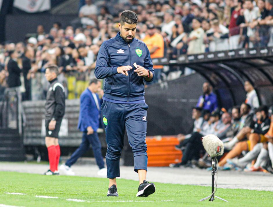 Entenda o que o Corinthians precisa fazer para ter António Oliveira contra a Lusa